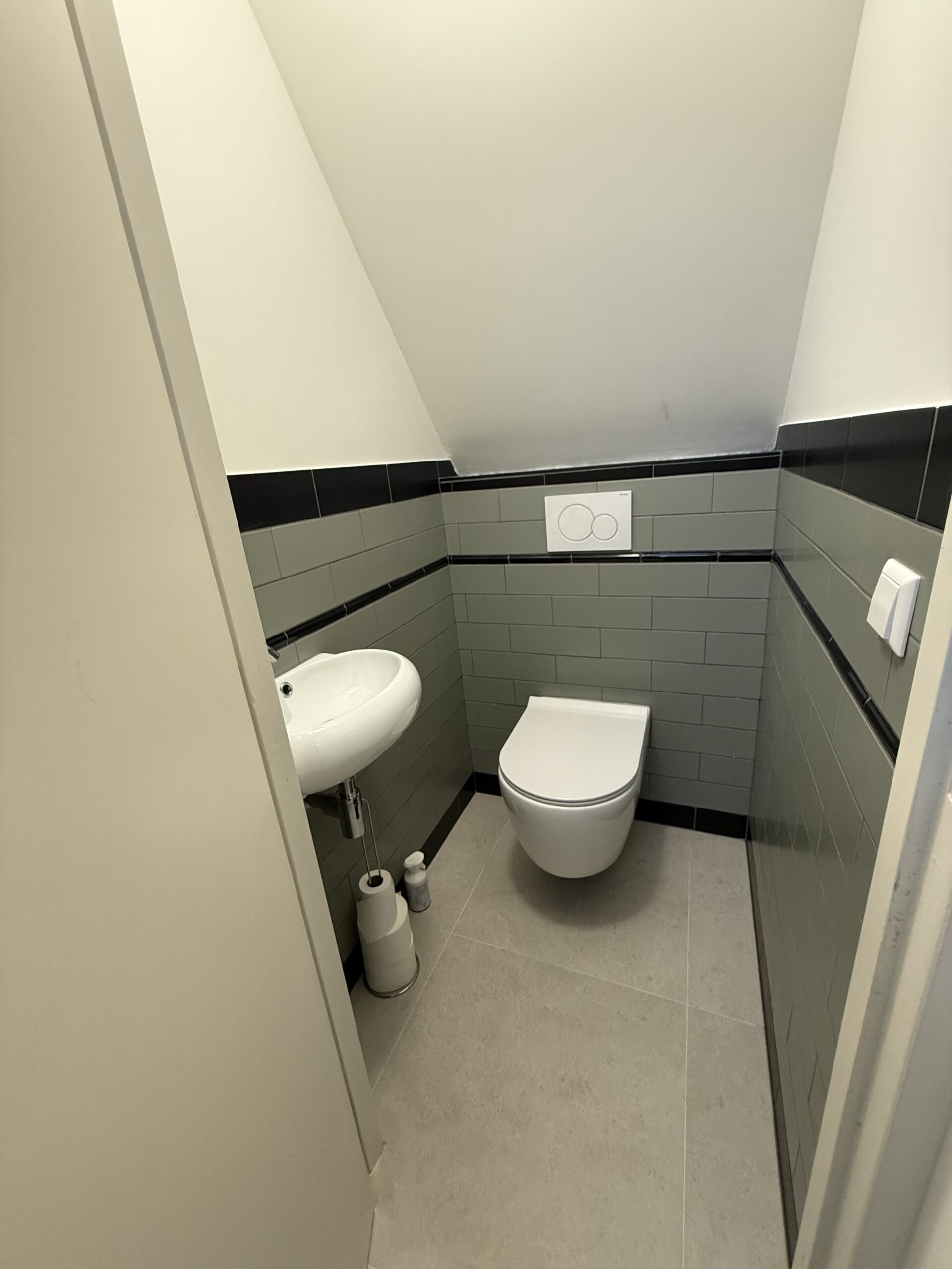 Toilet met strak tegelwerk in antraciet