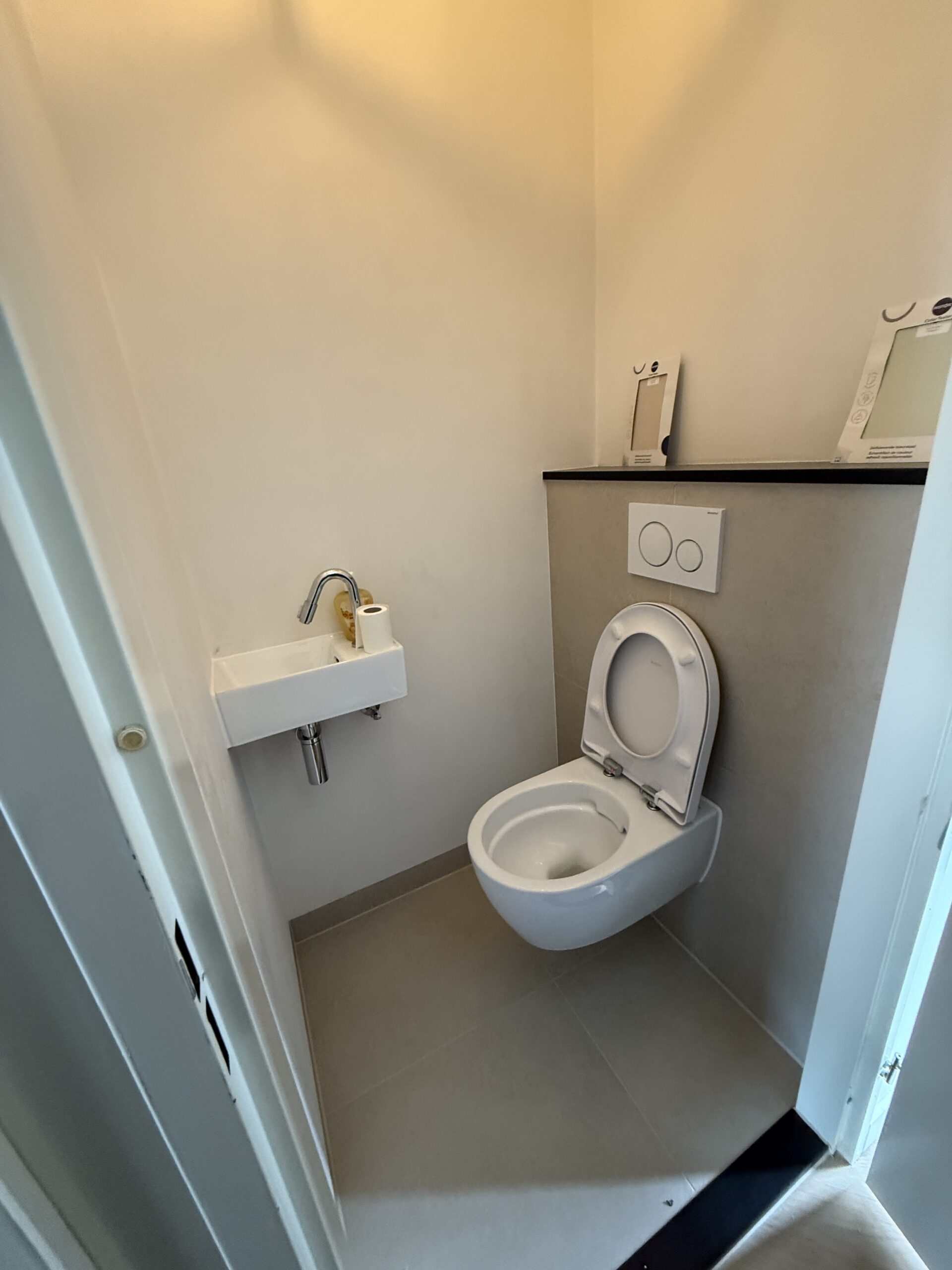 Modern toilet met hangend closet
