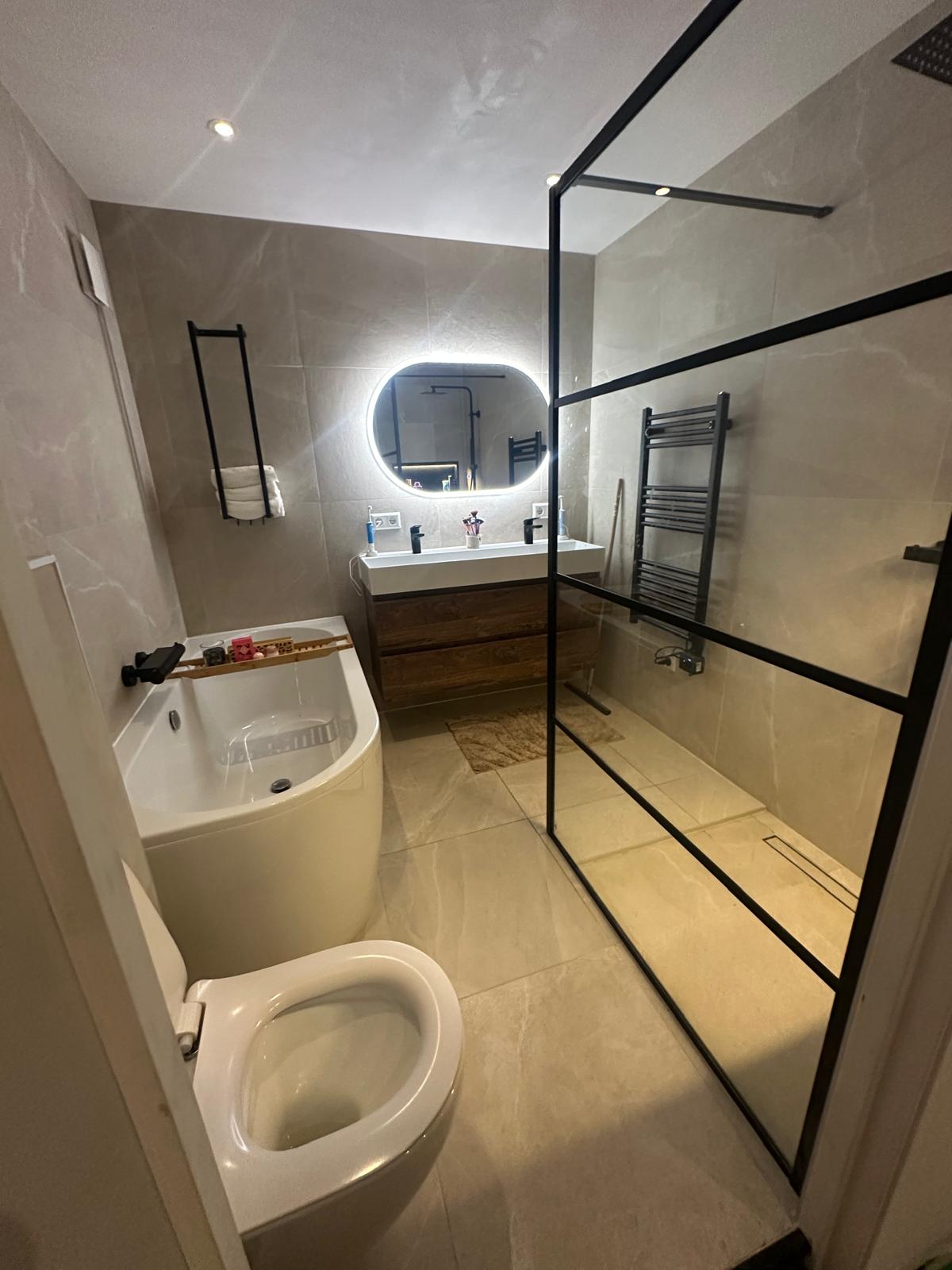 Moderne badkamer met zwarte douchewand